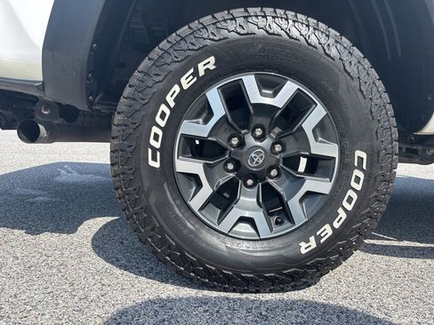 Used 2023 Toyota Tacoma TRD Off-Road w/ Technology Package image 3