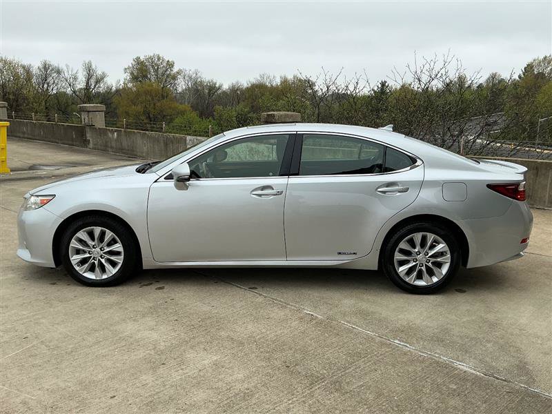 Used 2014 Lexus ES 300h w/ Luxury Package w/Bamboo Trim FWD image 3