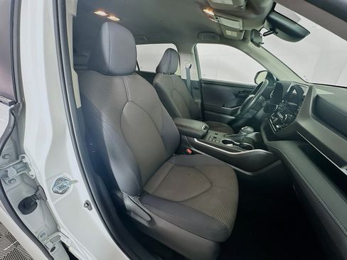 Used 2024 Toyota Highlander LE image 34