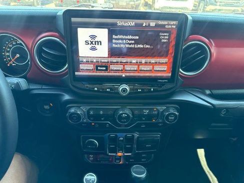 Used 2023 Jeep Gladiator Rubicon w/ LED Lighting Group AWD/4WD image 8