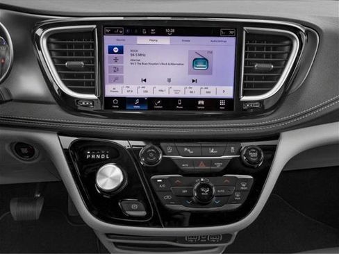 Used 2024 Chrysler Pacifica Touring-L image 10