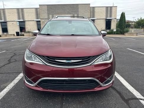 Used 2018 Chrysler Pacifica Limited FWD image 2