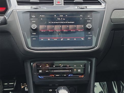 Used 2022 Volkswagen Tiguan SE R-Line image 23