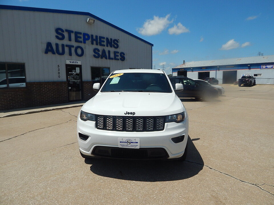 Used 2018 Jeep Grand Cherokee Altitude AWD/4WD image 2