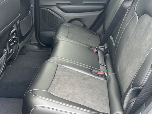 New 2025 Jeep Grand Cherokee Altitude image 23