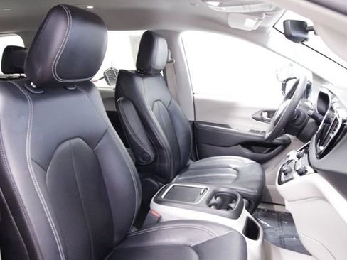 Used 2024 Chrysler Pacifica Touring-L image 13