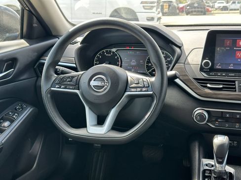 Used 2025 Nissan Altima 2.5 SV FWD image 29