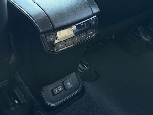 Used 2024 Toyota Highlander Platinum FWD image 22
