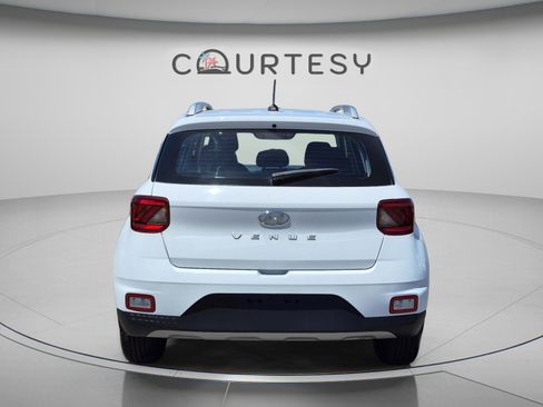 Used 2023 Hyundai Venue SEL FWD image 4