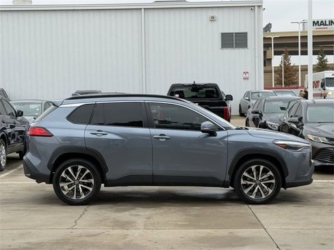 Used 2023 Toyota Corolla Cross XLE image 3