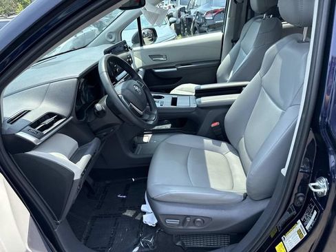 Used 2021 Toyota Sienna XLE w/ XLE Plus Package FWD image 14