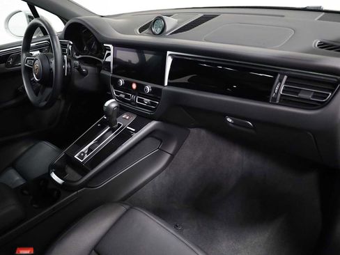 Certified 2025 Porsche Macan image 6