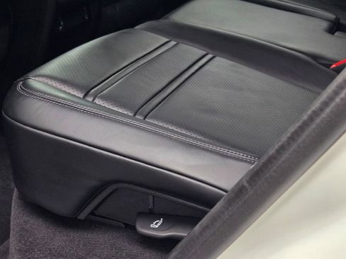 Used 2023 Porsche Cayenne Platinum Edition image 25