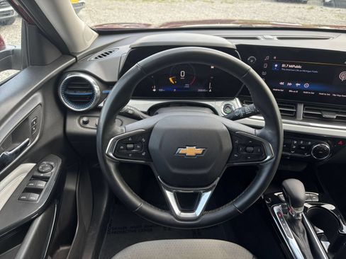 Used 2025 Chevrolet Trax LT w/ LT Convenience Package FWD image 34