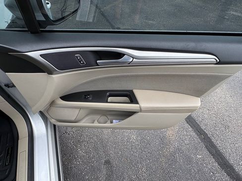 Used 2019 Ford Fusion SE FWD image 16
