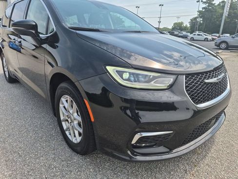 Used 2024 Chrysler Pacifica Touring-L FWD image 2