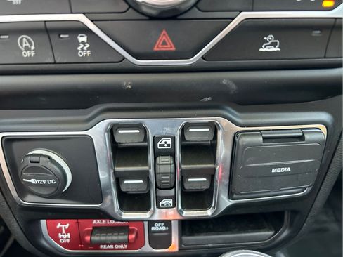 Used 2023 Jeep Gladiator Mojave AWD/4WD image 31
