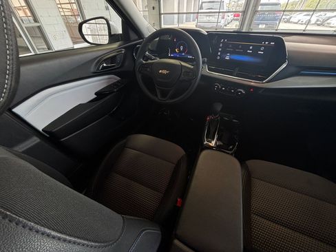 Used 2025 Chevrolet Trax LT image 34