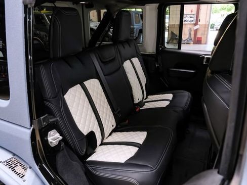 Used 2025 Jeep Wrangler Unlimited Rubicon w/ Technology Group image 60