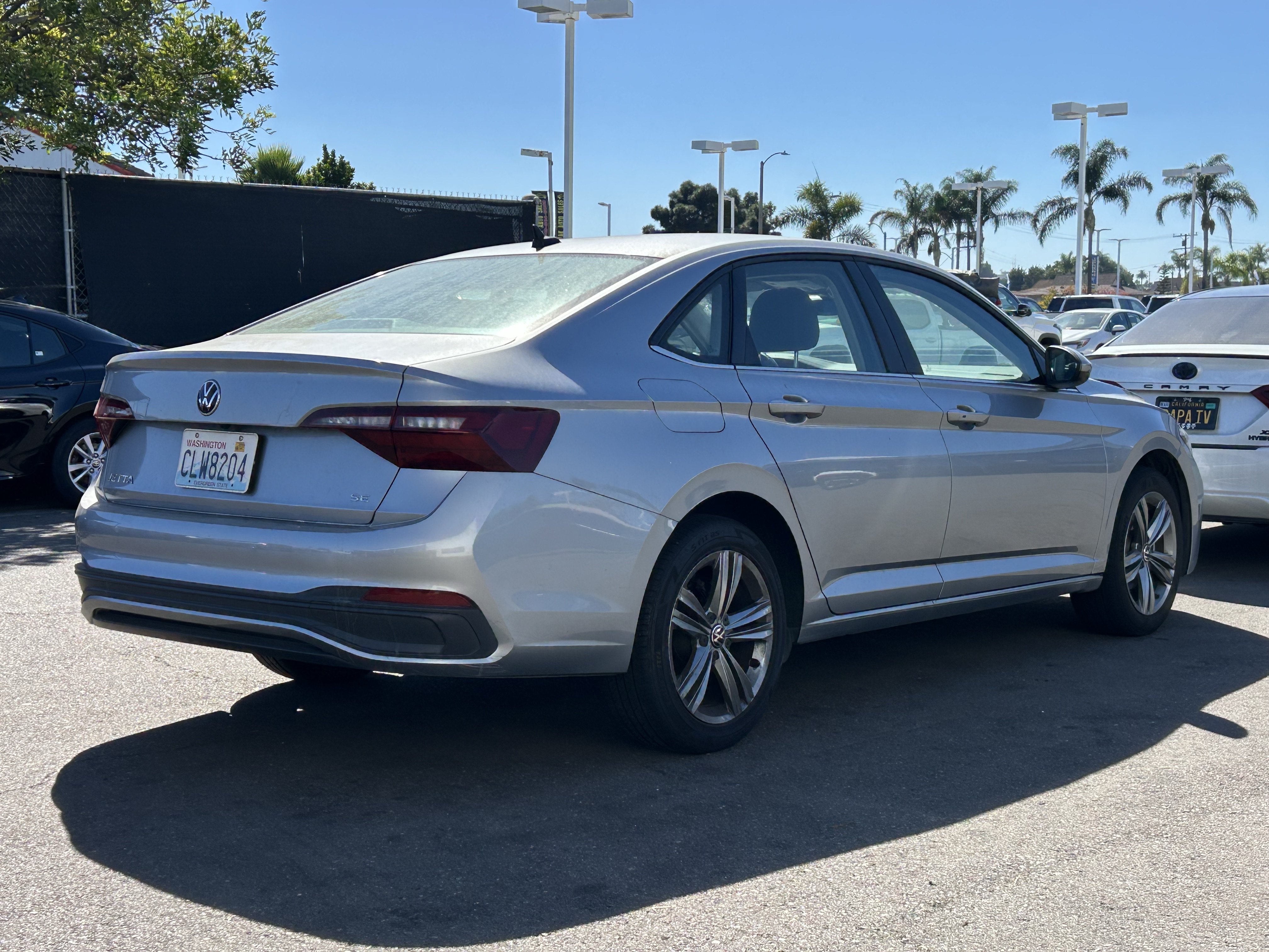 Used 2024 Volkswagen Jetta SE FWD image 3