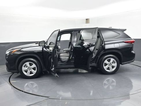 Used 2023 Toyota Highlander LE FWD image 49