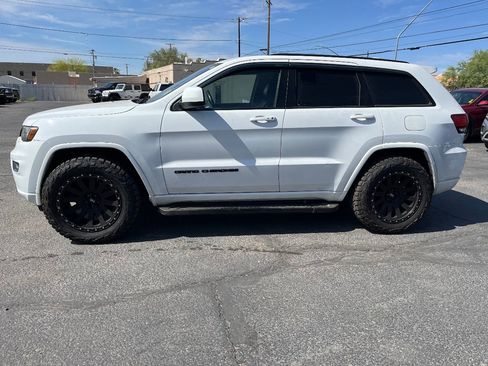 Used 2018 Jeep Grand Cherokee Altitude RWD image 6