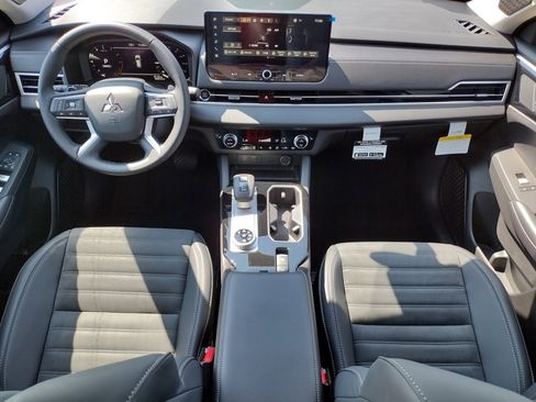 New 2025 Mitsubishi Outlander SE image 8