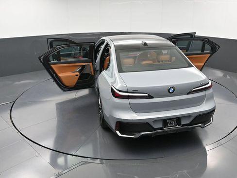 Used 2024 BMW 740i xDrive w/ Premium Package image 39