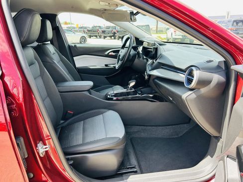 Used 2025 Chevrolet Trax LT w/ LT Convenience Package FWD image 29