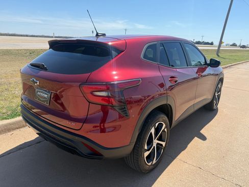 Used 2024 Chevrolet Trax RS w/ Sunroof Package image 3
