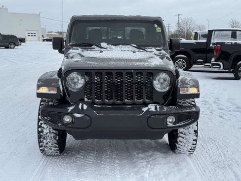 Used 2023 Jeep Gladiator Sport image 3