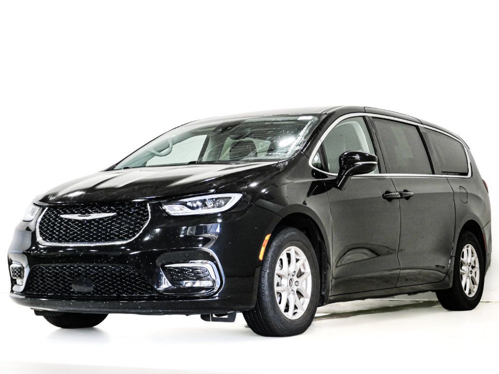 Used 2024 Chrysler Pacifica Touring-L FWD image 3
