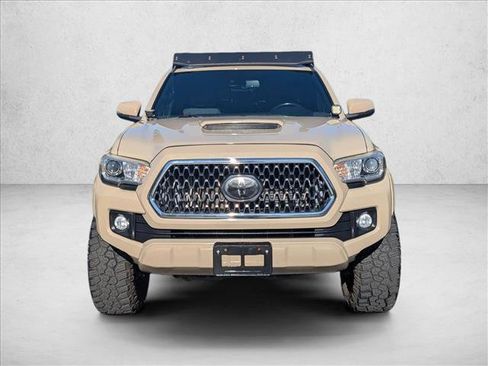 Used 2018 Toyota Tacoma TRD Sport image 2