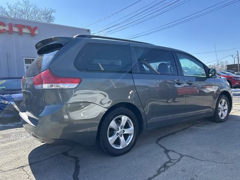 Used 2011 Toyota Sienna LE w/ Towing Pkg image 4
