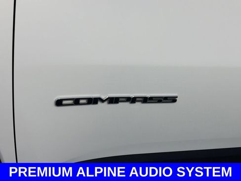 Used 2025 Jeep Compass Latitude w/ Sun & Sound Group AWD/4WD image 5