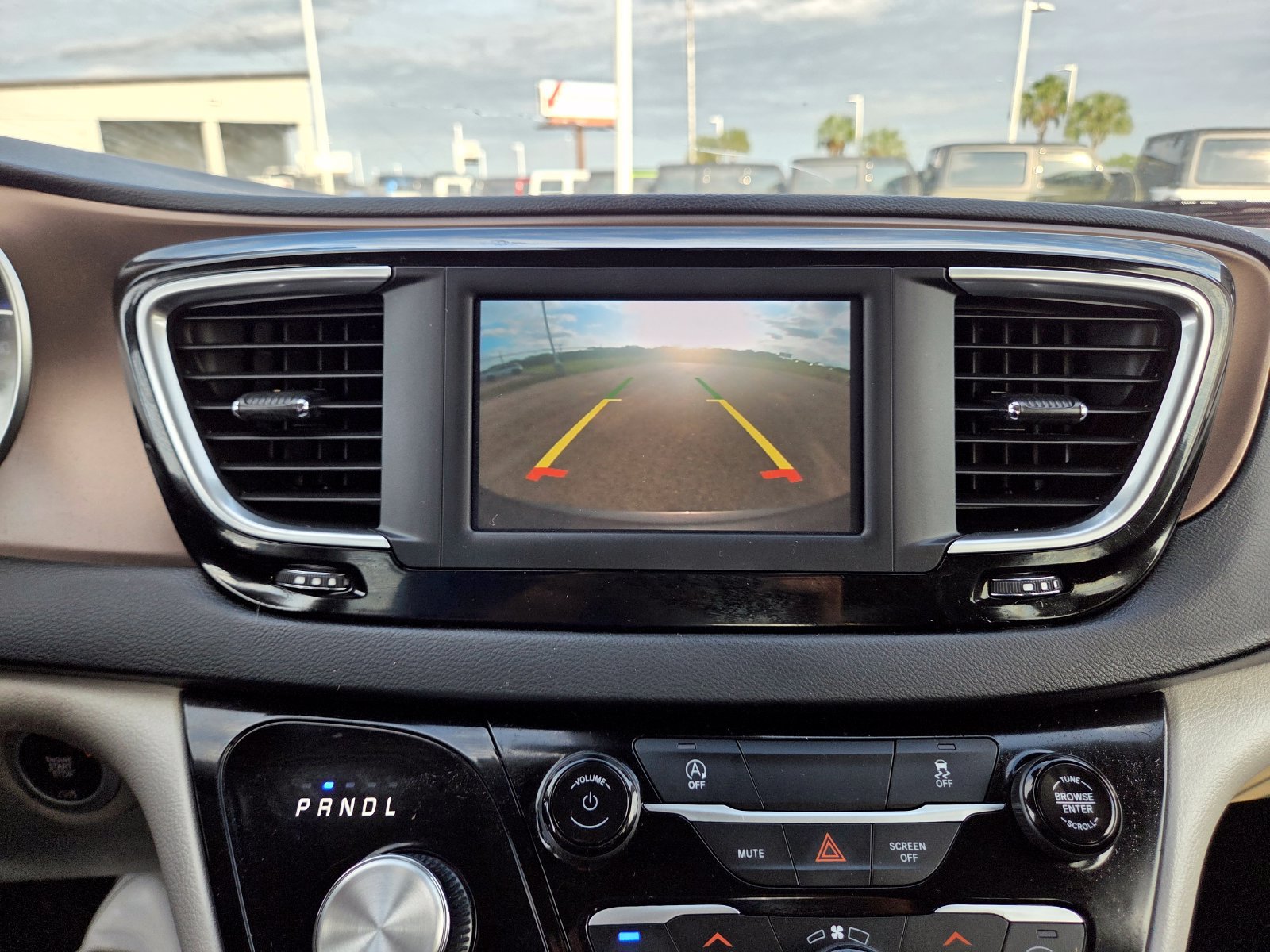 Used 2023 Chrysler Voyager LX FWD image 9