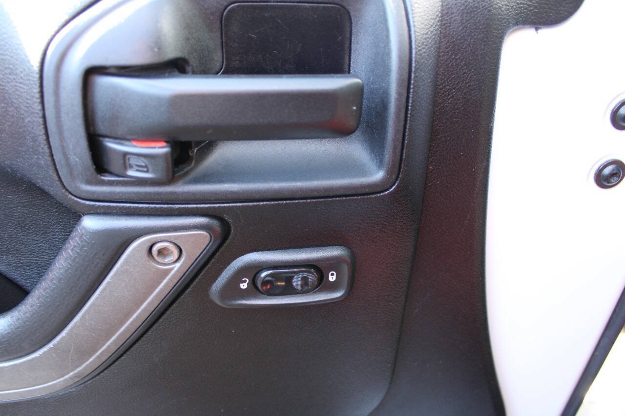 Used 2013 Jeep Wrangler Unlimited Rubicon AWD/4WD image 40