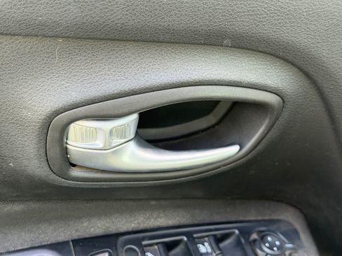 Used 2019 Jeep Renegade Latitude w/ Popular Equipment Group AWD/4WD image 9