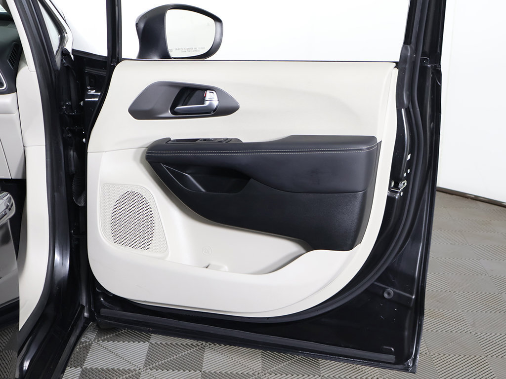 Used 2023 Chrysler Pacifica Touring-L FWD image 23