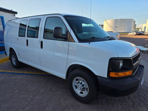 Used 2014 Chevrolet Express 2500 RWD image 3