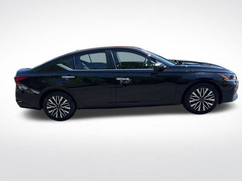 Used 2024 Nissan Altima 2.5 SV FWD image 6