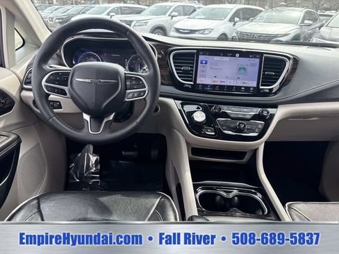 Used 2023 Chrysler Pacifica Limited FWD image 15