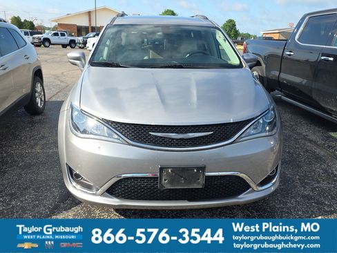 Used 2017 Chrysler Pacifica Touring-L w/ Tire & Wheel Group FWD image 2