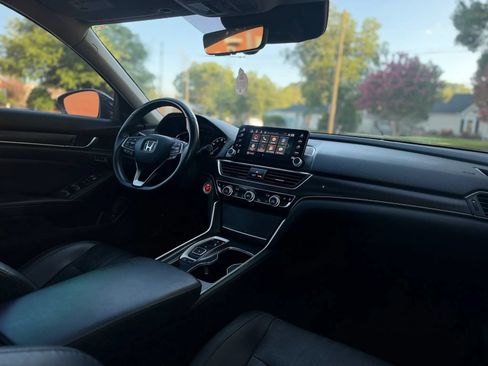 Used 2018 Honda Accord Touring image 12