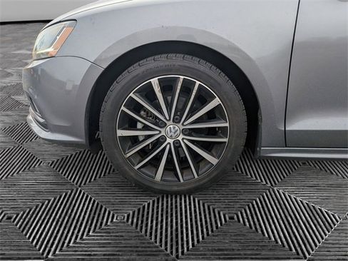 Used 2017 Volkswagen Jetta Sport image 9