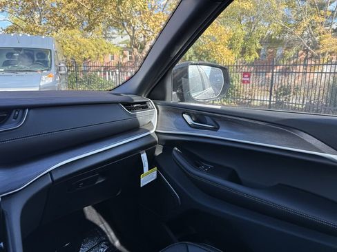 New 2025 Jeep Grand Cherokee L Limited w/ Luxury Tech Group II image 26