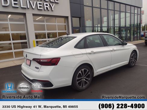 Used 2024 Volkswagen Jetta Sport image 9