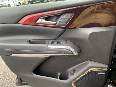 Used 2025 Chevrolet Traverse RS image 21