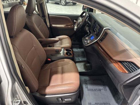 Used 2017 Toyota Sienna Limited FWD image 56