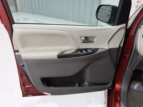 Used 2019 Toyota Sienna XLE FWD image 21